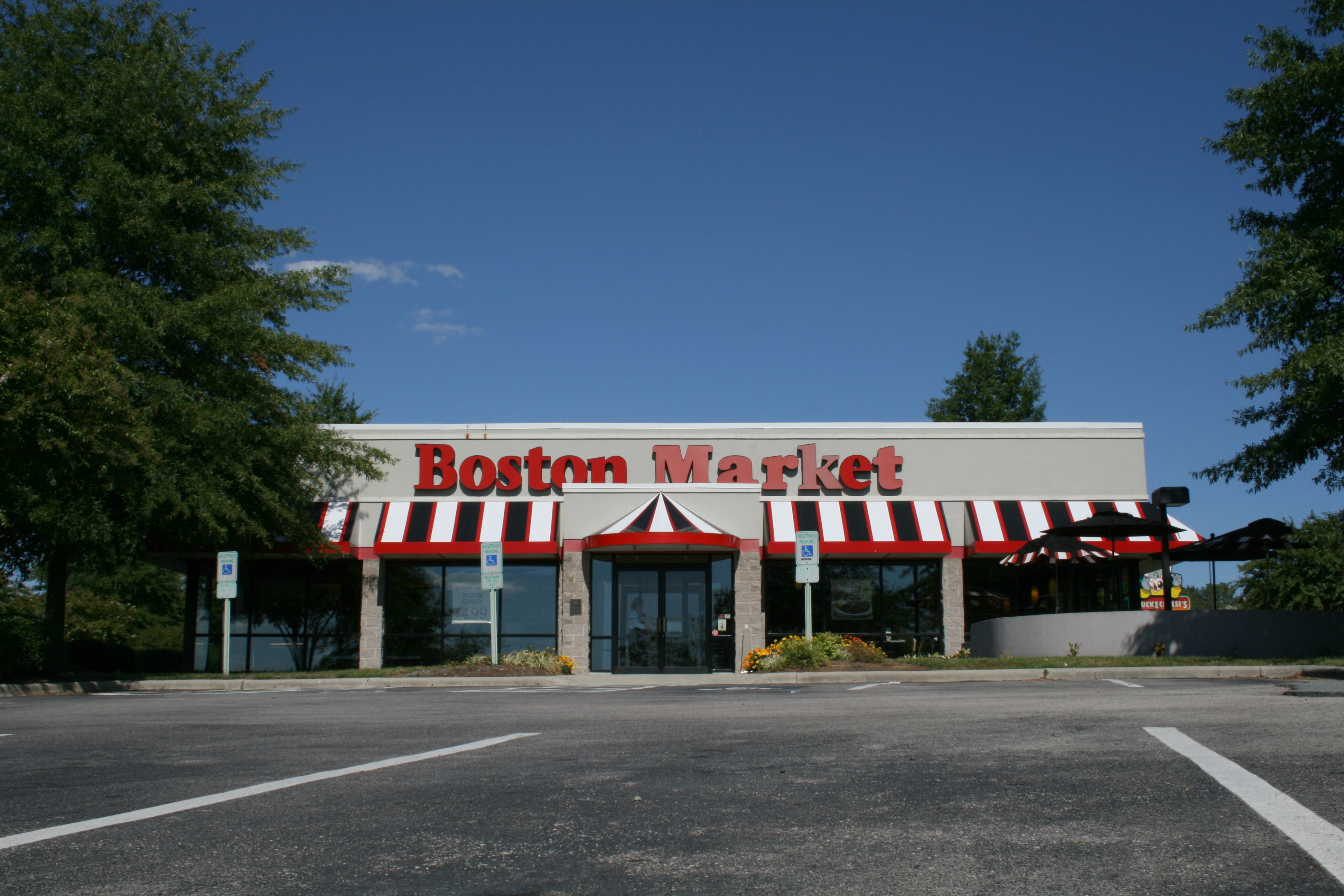 how much does boston market pay assistant managers
