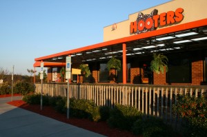 hooters overtime pay lawsuit